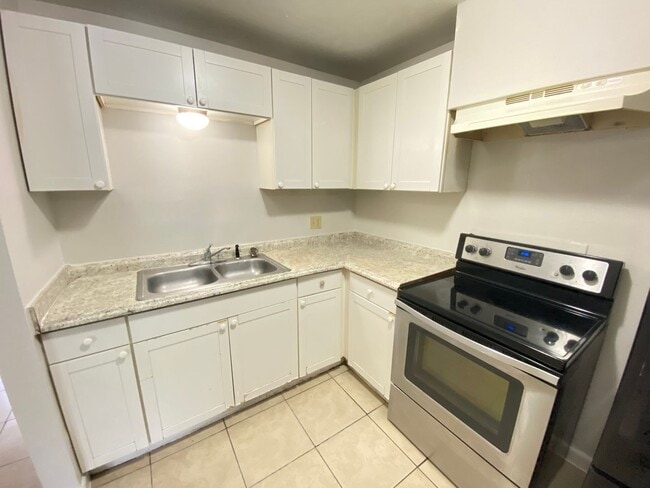 Building Photo - 601 Encino Way