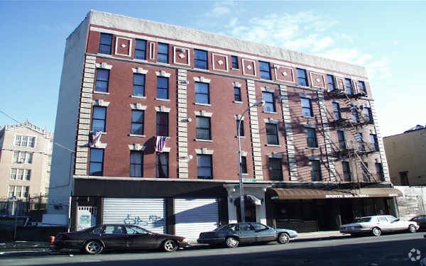 Building Photo - 2470 Beaumont Ave