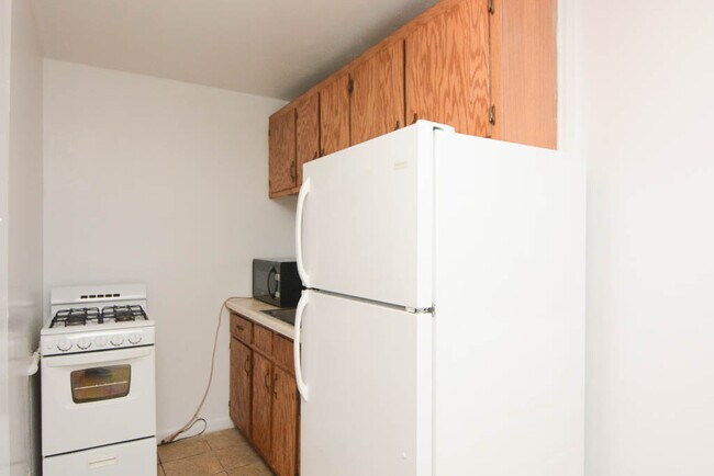 Building Photo - 4060 N Kenmore Ave