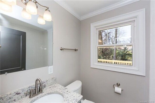 Foto del edificio - Beautiful 3 Bedroom Brick Home Near Uptown Charlotte