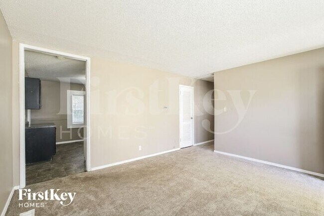 Building Photo - 4834 North Kenyon Drive