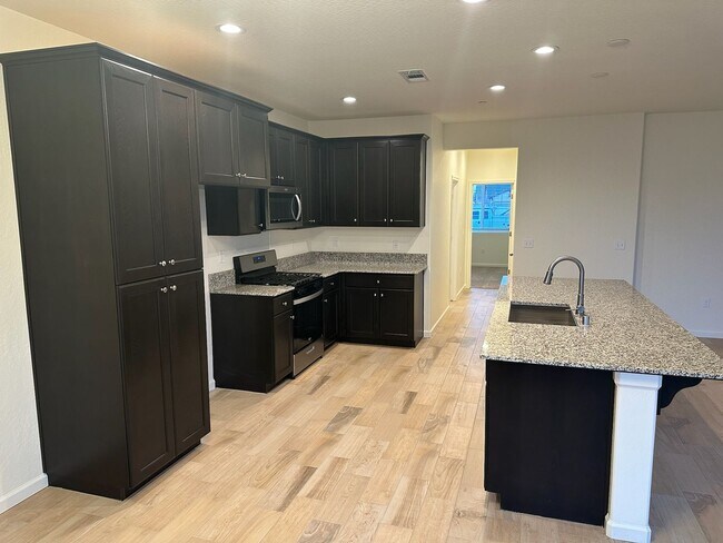 Foto del edificio - 2324 E. MESA AVE - 3 BEDROOM 2 BATH - BRAN...