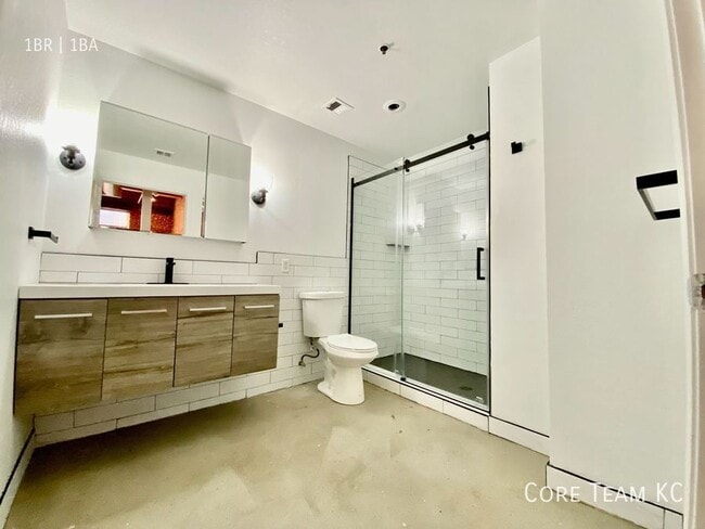 Building Photo - 202 W 5th St