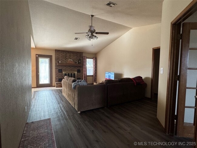 Foto del edificio - 14518 S Maple Ave