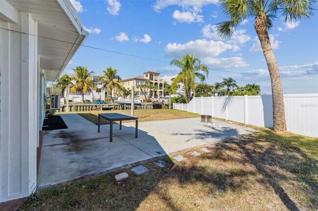 Foto del edificio - 1733 Bayou Grande Blvd NE