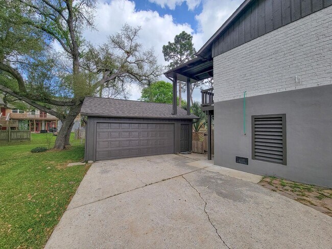 Foto del edificio - BEAUTIFUL LARGE 4 BEDROOM 2.5 BATH HOME