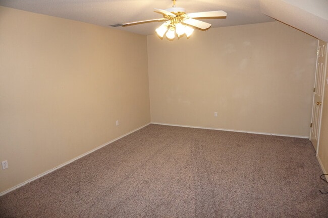 Building Photo - Beautiful Duplex with a Basement!