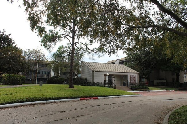 Building Photo - 10855 Meadowglen Ln