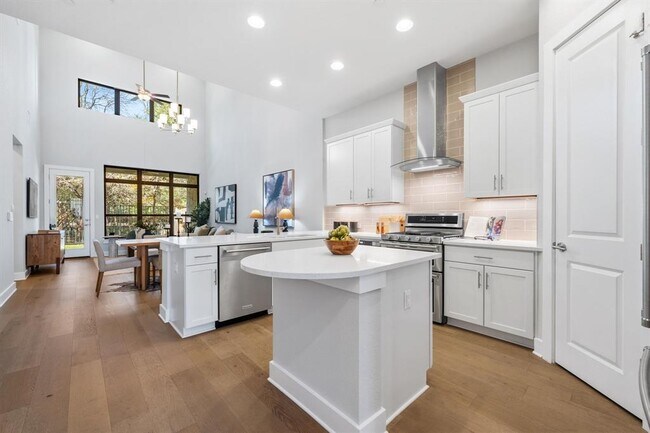 Foto del edificio - 4323 Spicewood Springs Rd