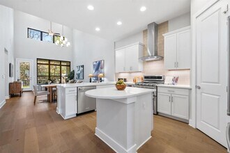 Building Photo - 4323 Spicewood Springs Rd