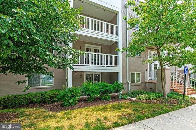 Building Photo - 4091 S Four Mile Run Dr