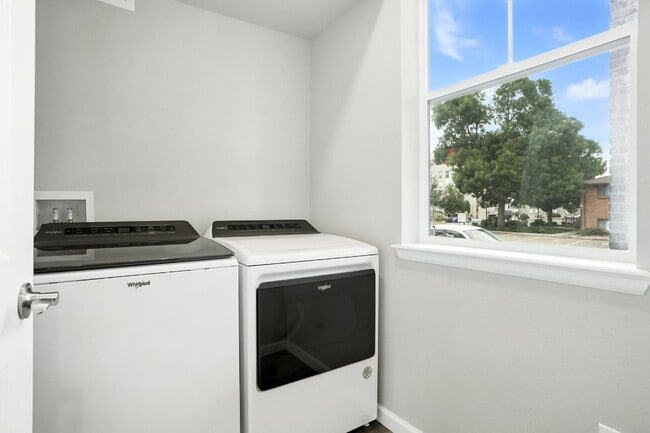 Foto del edificio - Modern 2-Bed, 2.5-Bath Townhome with Garage