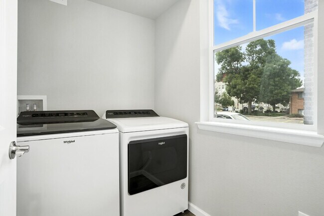 Building Photo - Modern 2-Bed, 2.5-Bath Townhome with Garage