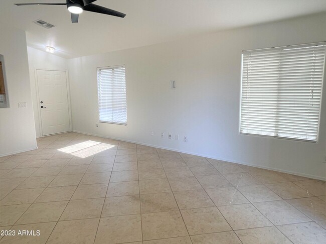 Foto del edificio - 3264 E Waterman St