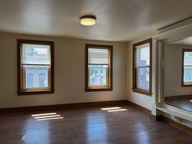 Building Photo - 301 E Market St