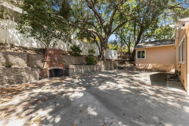 Building Photo - 2721 E Chevy Chase Dr