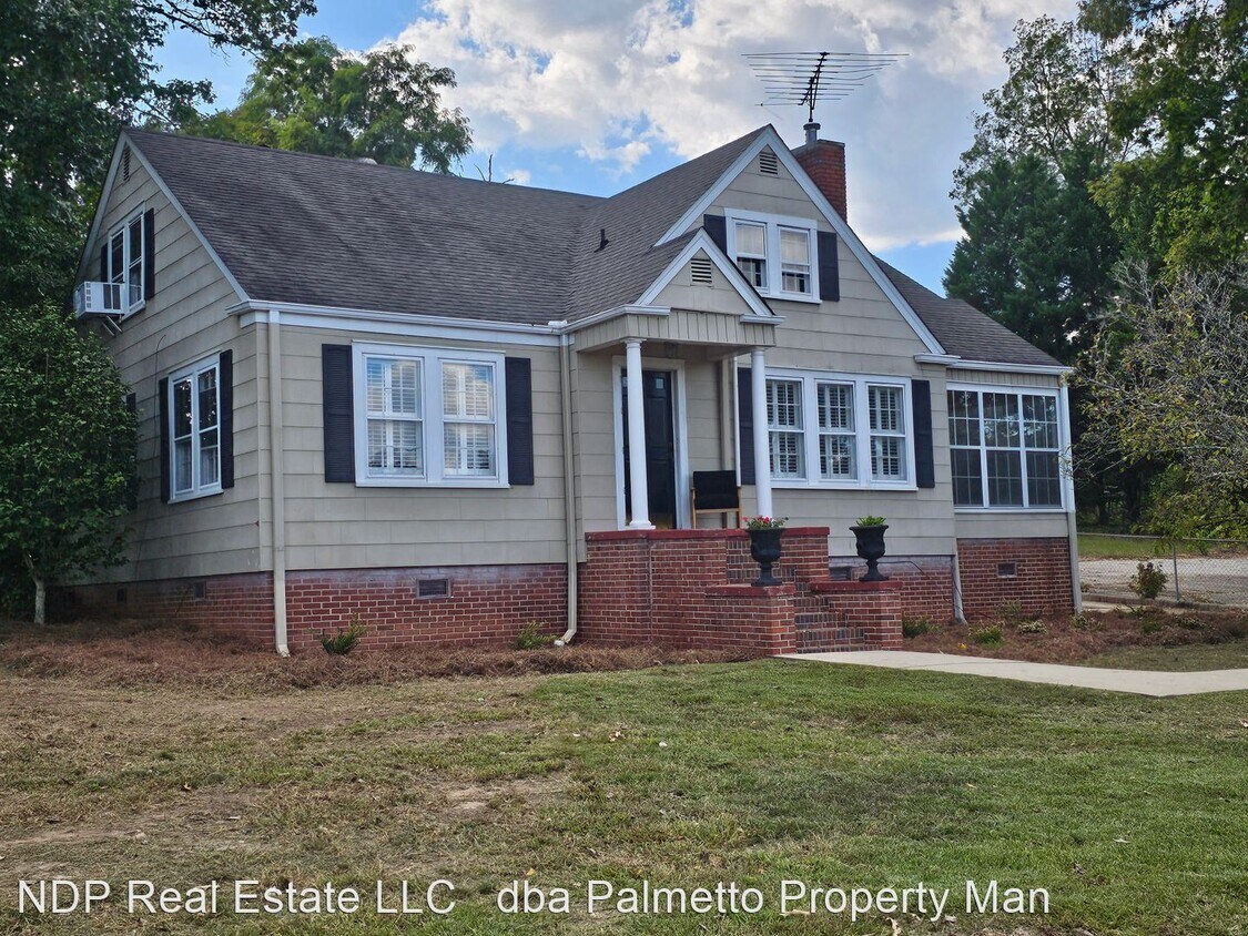 Primary Photo - 4 br, 2 bath House - 709 N. Main St.
