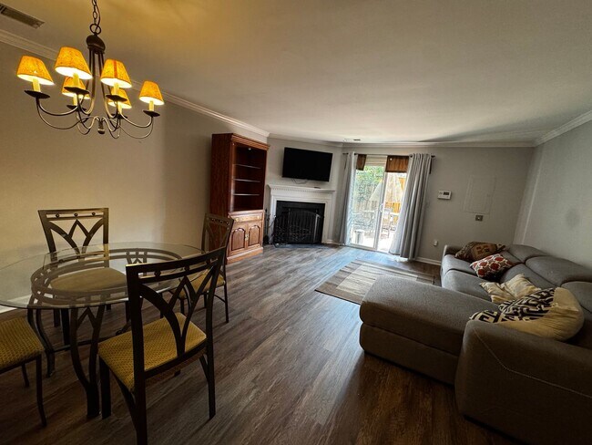 Building Photo - Furnished 2BR, 2BA Condo with Backyard in ...
