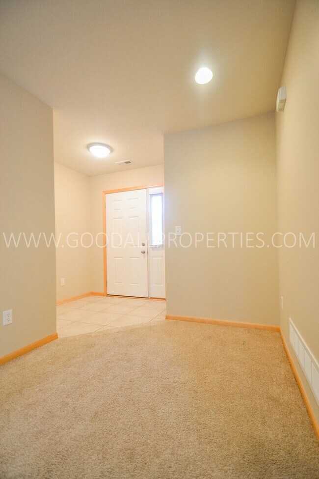 Building Photo - 3 Bedroom townhome with 2 car attached garage