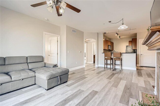 Building Photo - Remodeled top floor penthouse ,corner unit with stunning views!