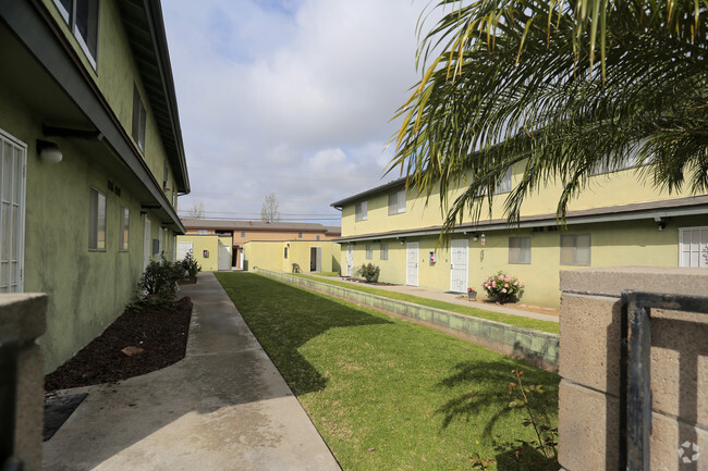 Foto del edificio - 12305-12307 Breezewood Dr