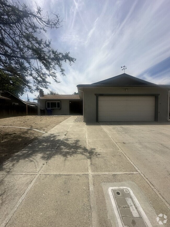 Building Photo - 1949 Shushan Dr
