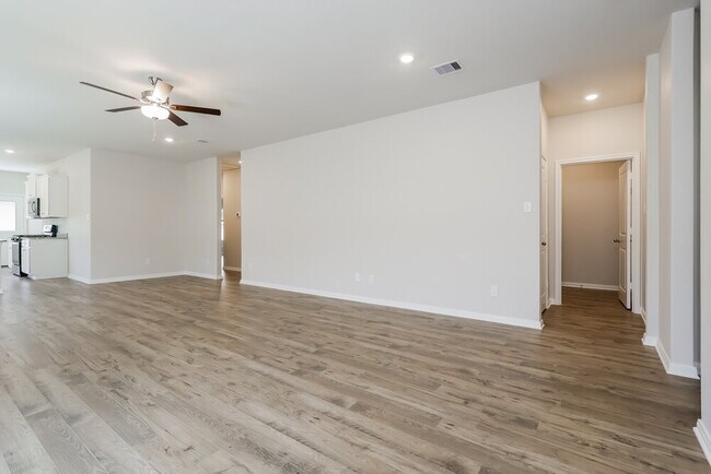 Building Photo - 16430 Honeysuckle Hl Dr