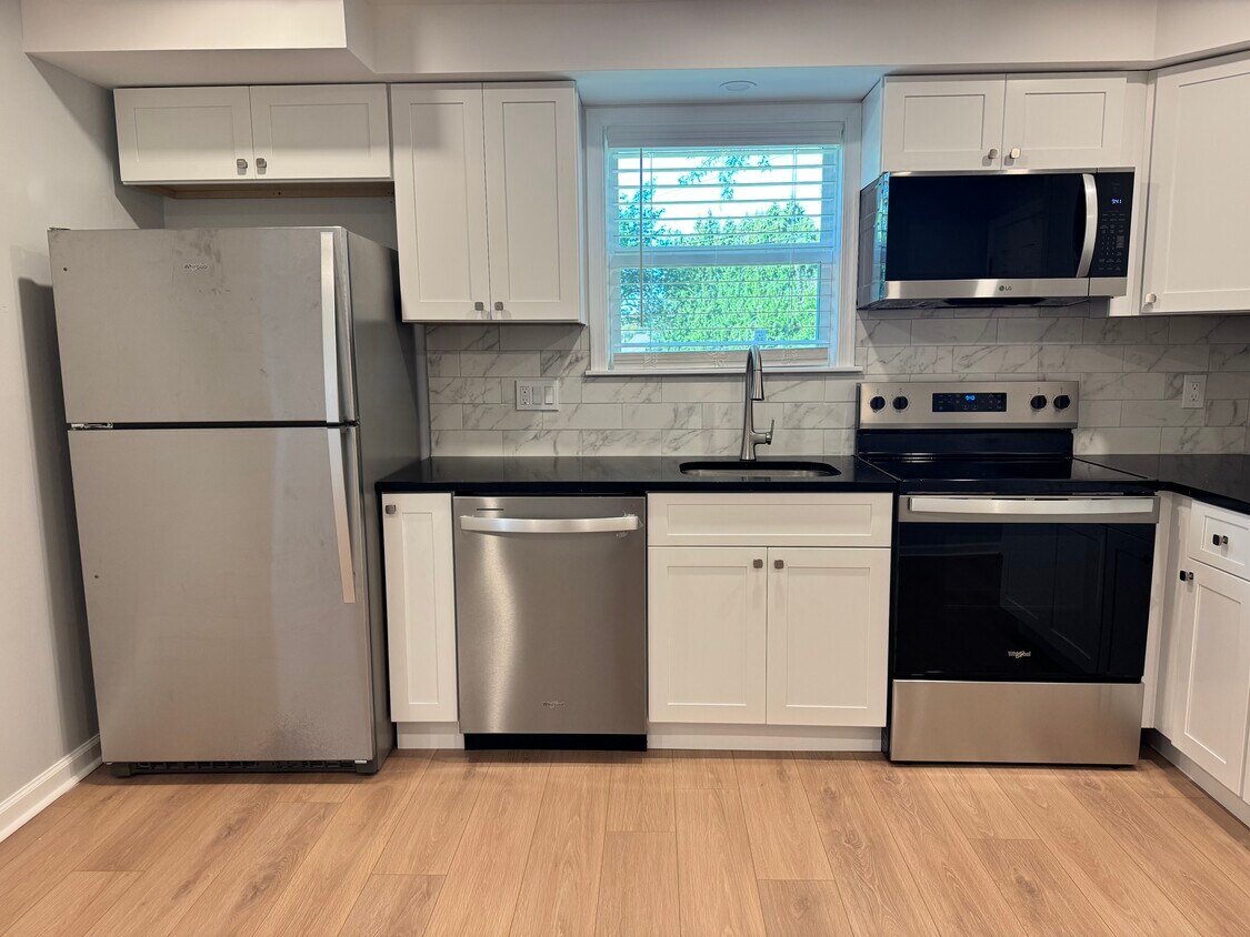 Kitchen - 534 Kalmia St