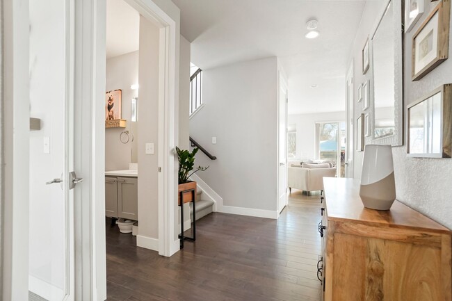 Building Photo - Modern Designer Home in the Heart of Lakewood