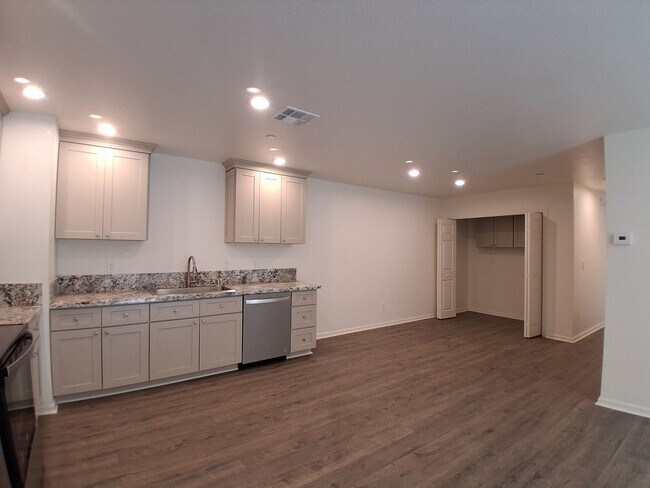 Foto del edificio - 3016 Lake Park Ct