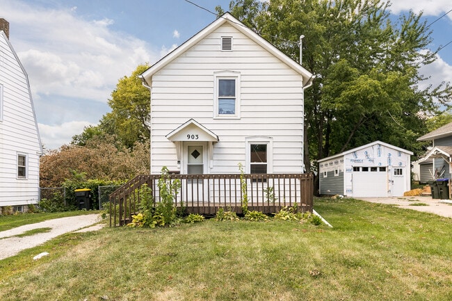 Building Photo - 903 Hudson Ave