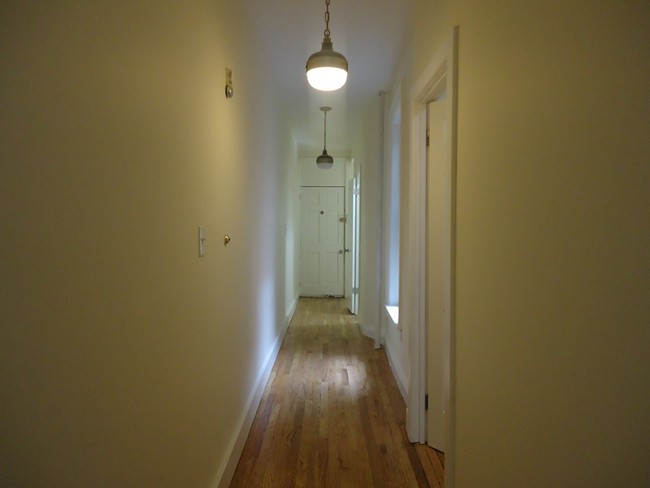 Building Photo - 1318 Halsey St