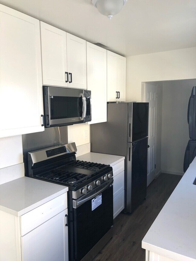 Building Photo - Exceptional Renovated Back HOUSE with Yard...