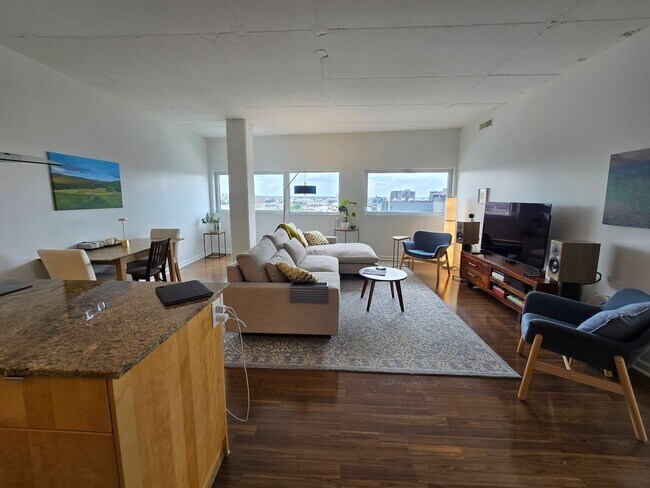 Building Photo - Beautiful bright HUGE 2 bed 2 bath with gr...