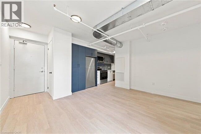 Building Photo - 325 James St S