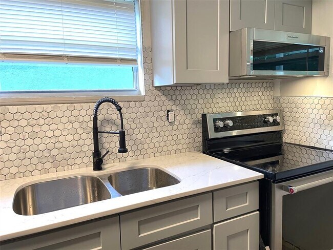 Foto del edificio - 8215 North Brks St-