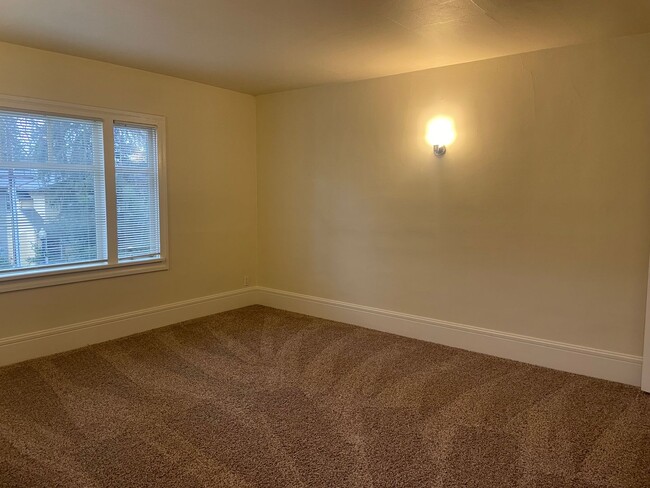 Building Photo - Upstairs 2 Bedroom/1 Bathroom Unit