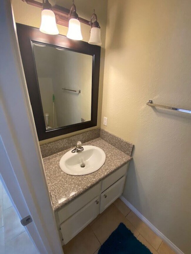 Foto del edificio - Stylish 2-Bed Townhome with Loft & Dual Pr...