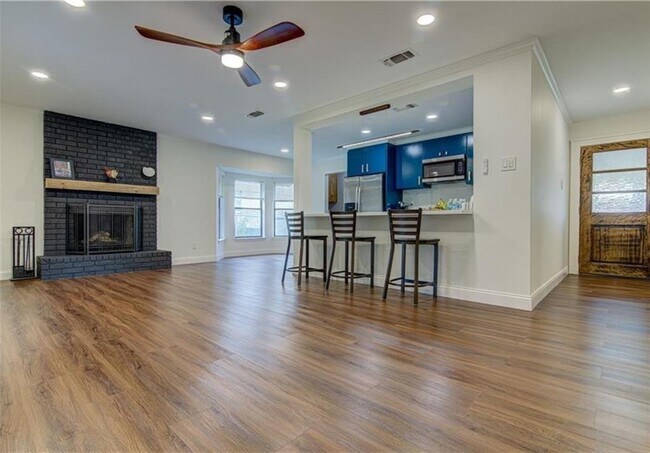 Building Photo - 1905 Moonlight Dr