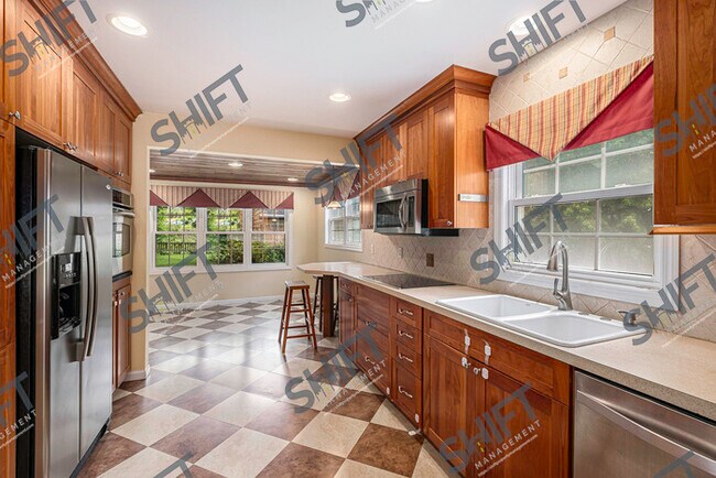 Building Photo - 1908 Woodward - Warm and inviting single f...