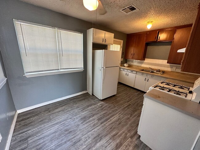 Building Photo - Move in special: 2 Bed 1 Bath in MWC