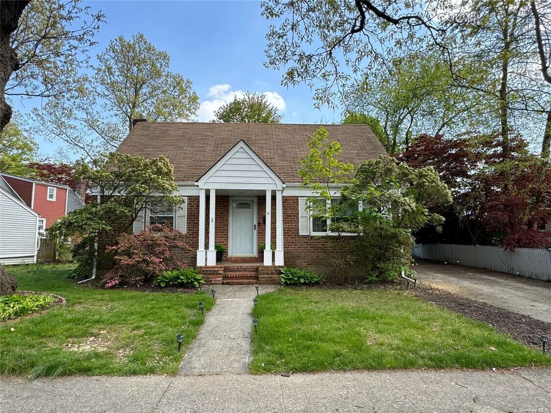 Primary Photo - 6 Radcliff Ave