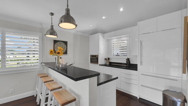 Building Photo - 515 Club Dr
