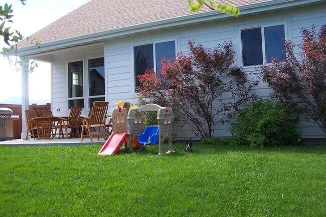 Building Photo - 869 Brookdale Dr