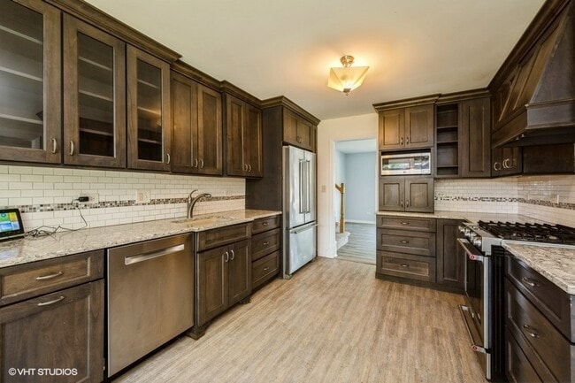 Building Photo - 2102 E Robinhood Ln