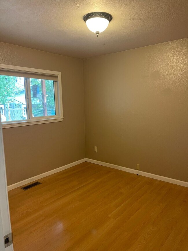 Building Photo - Jewel Lake 3 Bed/2 Bath with Fenced Yard