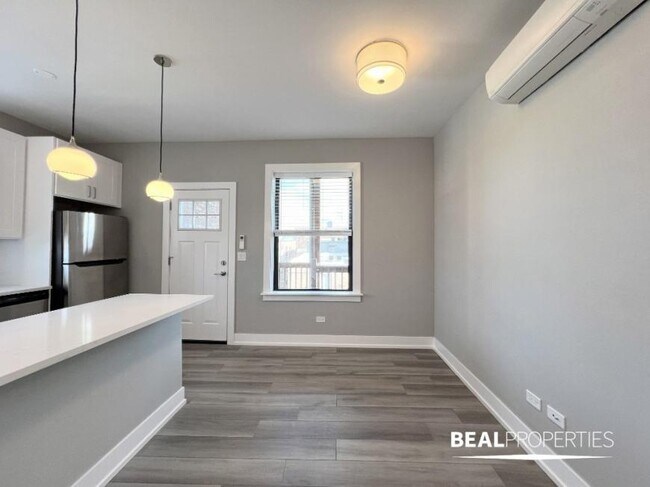 Foto del edificio - 2 bedroom in CHICAGO IL 60613