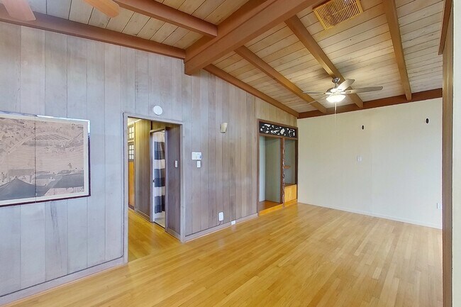 Foto del edificio - 2 Bed 1 Bath 1 Parking Apartment. 1 Year Lease.