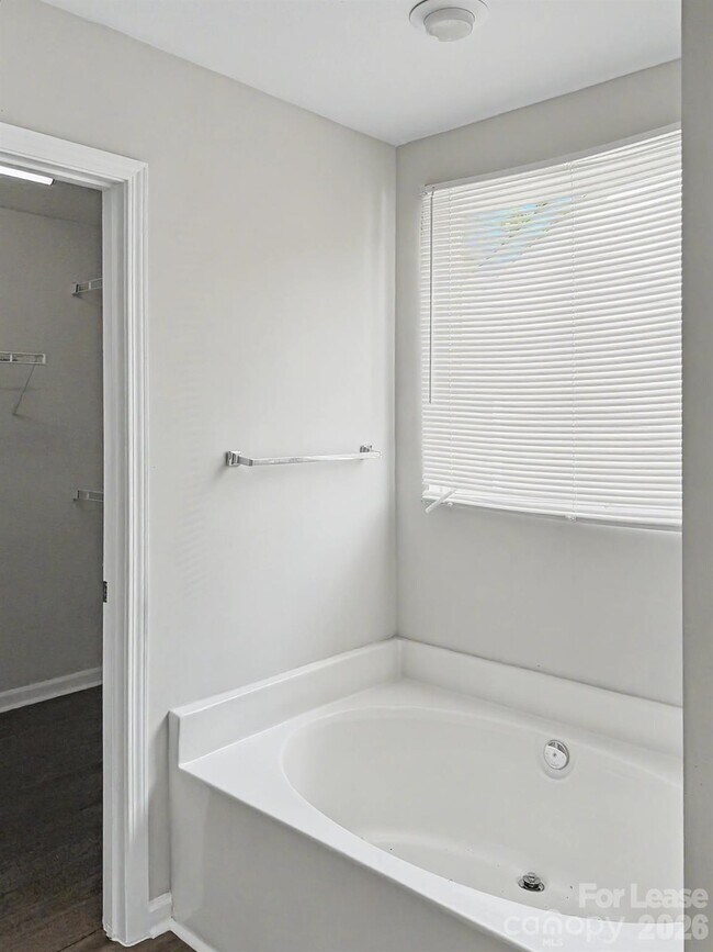 Foto del edificio - 2717 Forest Grove Ct