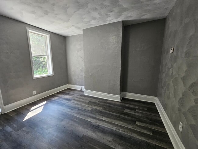 Building Photo - Newly updated 2 bedroom 1 bath apartment f...
